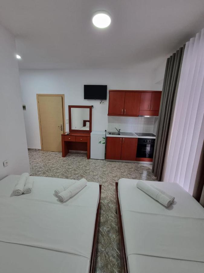 Ideal Apartments & Rooms Sarandë Esterno foto