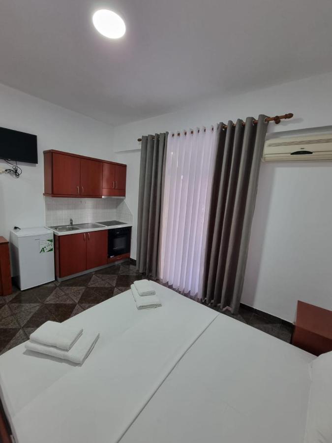 Ideal Apartments & Rooms Sarandë Esterno foto