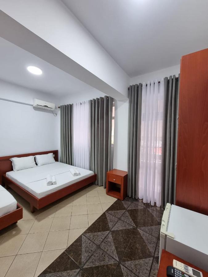 Ideal Apartments & Rooms Sarandë Esterno foto