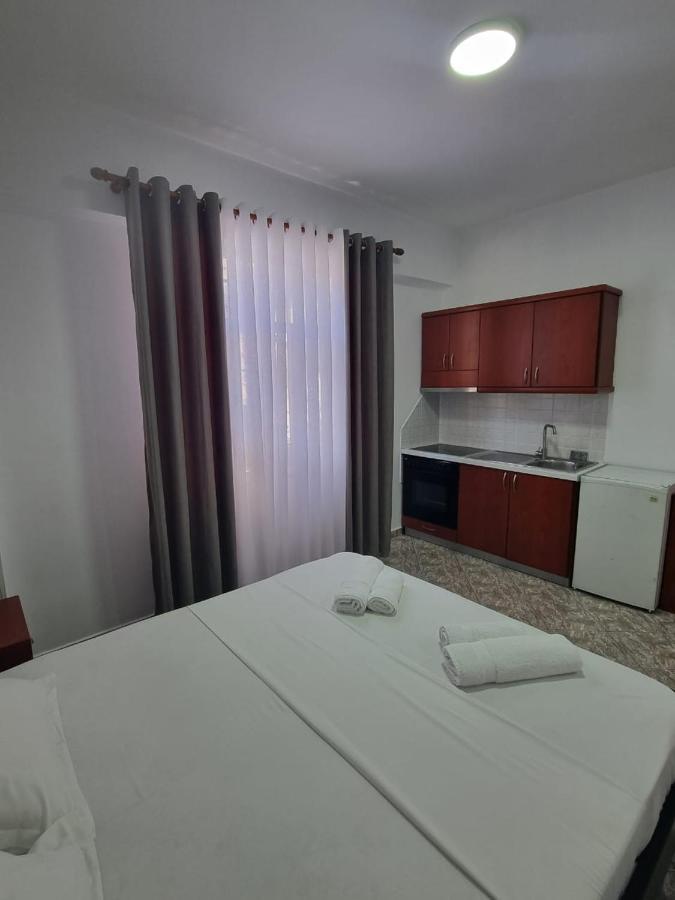 Ideal Apartments & Rooms Sarandë Esterno foto